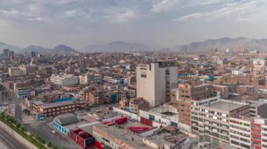 Via Expresa otoyolunun ve trafikle dolu metropolitan otobüsün havadan görüntüsü. Lima, Peru