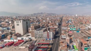 Lima şehrinin panoramik ufuk çizgisi yukarıdan birçok binanın havadan zamanlaması var. Lima, Peru