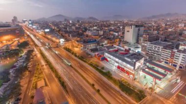 Via Expresa otoyolu ve trafikle dolu metropolitan otobüsün gece gündüz görüntüsü. Lima, Peru