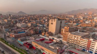 Via Expresa otoyolu ve gün batımında trafiği olan metropolitan otobüs manzarası. Lima, Peru