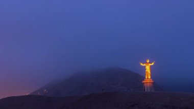 Arka planda Cristo del Pacifico ve Morro Solar Hill 'in hava görüntüsü gece gündüz.