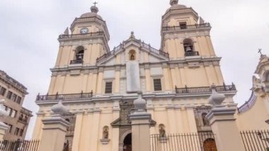 San Pedro Bazilikası 'nın dış cemiyeti tarafından 16. yüzyılda inşa edilen zaman atlaması hiperhızlandırması. Lima, Peru