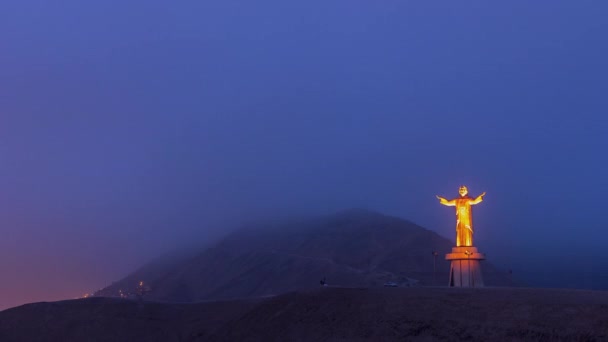 Вид с воздуха на Cristo del Pacifico и Morro Solar Hill в фоновом режиме ночью и днем. — стоковое видео