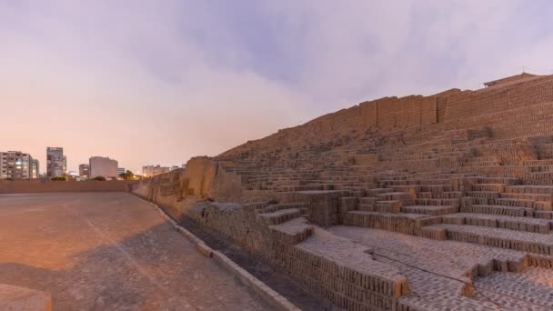 Pirâmide de Huaca Pucllana dia a noite timelapse, pré Cultura Inca ruínas do edifício cerimonial em Lima, Peru — Vídeo de Stock