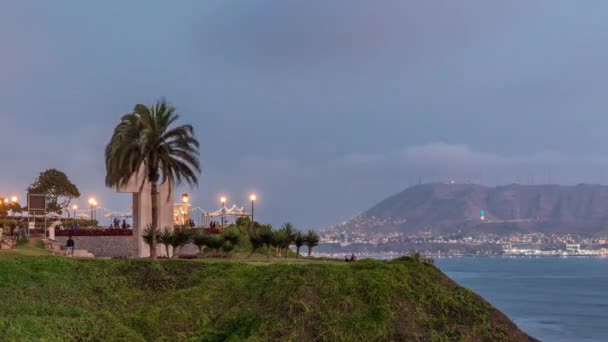 Parc Intihuatana avec vue panoramique sur le quartier de Miraflores et la colline Morro Solar sur fond de timelapse de jour comme de nuit, à Lima, Pérou — Video