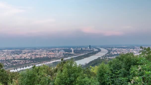 Skyline de Viena desde el punto de vista del Danubio Leopoldsberg antena día a noche timelapse . — Vídeo de stock
