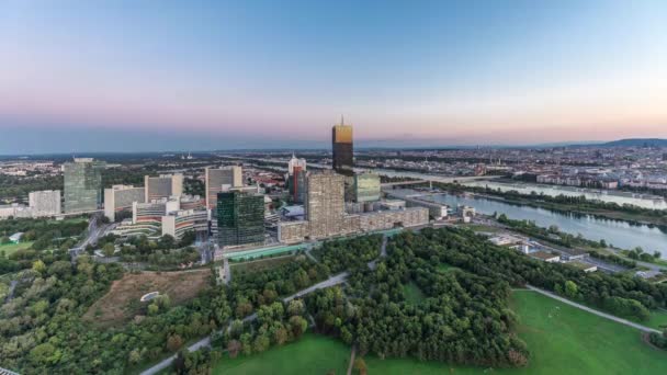 Повітряний панорамний вид над Віденським містом з хмарочосами, історичними будівлями та річковим берегом променади день у ніч у Австрії.. — стокове відео