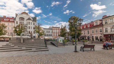 Panorama, Old Town Pazar Meydanı 'ndaki tarihi evlerle birlikte Neptün çeşmesini gösteriyor. Şemsiyeli bir sürü kafe. Polonya 'nın Bielsko-Biala şehrinde eski bir kasaba