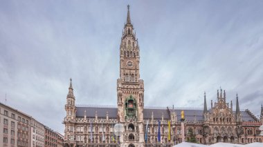 Marienplazt Eski Şehir Meydanı. Yeni Belediye Binası zaman aşımına uğradı. Neues Rathaus ve Belediye Binası Saat Kulesi Glockenspiel. Münih silueti, şehir merkezi gökyüzü bulutlu. Bavyera, Almanya