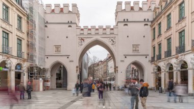 Münih 'in eski bir kasabasında, Karlstor. Sokakta kimliği belirsiz insanlar dolaşıyor. Karlstor, eski tarihi kasabanın batı şehir kapısı. Kaufinger Caddesi 'ne giriş. Almanya