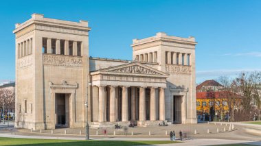 Propylaea ya da Propylaen zaman ayarlı. Konigsplatz (King 's Square), Münih, Almanya, Avrupa' daki anıtsal şehir kapısı. Doric 'in emrindeki bina Atinalı Akropolis' in girişini çağrıştırıyor.