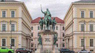 Almanya 'nın Münih kentindeki Odeosplatz' da yer alan Bavyera Zaman Çizelgesi Kralı I. Ludwig 'in anıtı. Arkaplanda tarihi binalar bulunan ön manzara.