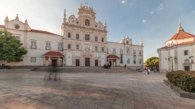 Panorama, Santarem See Katedrali manzaralı Sa da Bandeira Meydanı 'nı gösteriyor. Namı diğer Nossa Senhora da Conceicao Kilisesi zaman çizelgesi. Yürüme alanı. Portekiz
