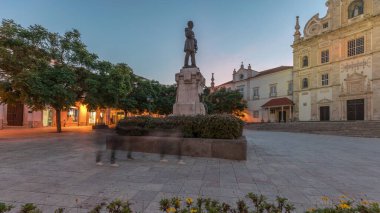 Panorama, Santarem See Katedrali manzaralı Sa da Bandeira Meydanı 'nı gösteriyor. Namı diğer Nossa Senhora da Conceicao Kilisesi. Mannerist tarzında inşa edilmiş, günden geceye geçiş zamanı. Yürüme alanı. Portekiz