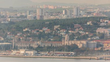Jeronimos Manastırı (veya Hieronymites) ve Emprie Meydanı ve park zamanı olan Lizbon şehir manzarası. Günbatımında Cristo Rei 'nin tepesinden hava manzarası. Yatı olan Marina. Lizbon, Portekiz