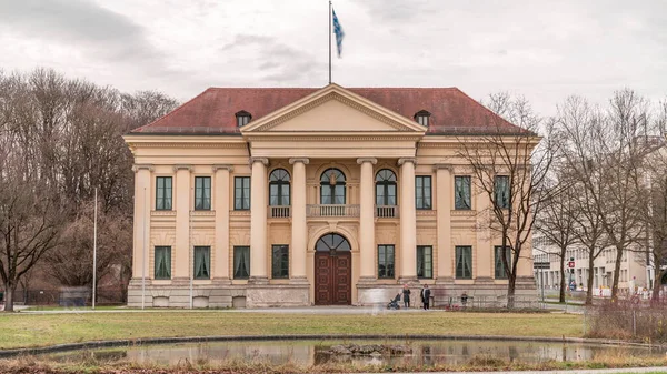 慕尼黑卡尔亲王宫 Prinz Carl Palais 是一座新古典主义风格的建筑 它也被称为萨拉伯特宫 Palais Salabert 和顶部有国旗的皇家宫 Palais — 图库照片