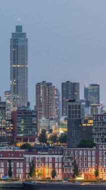 Hollanda Rotterdam 'daki Katendrecht yarımadası ve Maashaven limanının panoramik hava geçiş zamanı. Şehir silueti modern gökdelenler ve geleneksel Hollanda rıhtım evleri