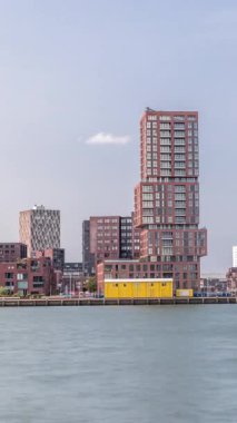 Rotterdam şehri zaman çizelgesi, Euromast gözlem kulesi ve Nieuwe Maas Nehri 'nde bir turist teknesi. Rıhtımda modern gökdelenler, yüzen bir Çin restoranı ve manzaralı bir liman manzarası yer alıyor.