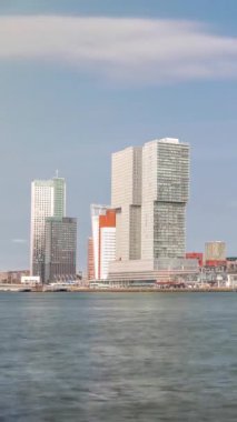 Rotterdam silueti, Nieuwe Maas Nehri bankasından Wilhelminapier ve Kop van Zuid 'e kadar uzanır. Modern gökdelenler, bu yeniden geliştirilmiş eski liman bölgesindeki gemi terminali ve rıhtım.