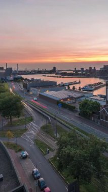 Rotterdam 'daki Katendrecht ve Maas Nehri gibi demirli gemilerle Maashaven' daki hava panoramik görüntüsü günden geceye geçiş zamanı. Eski fabrika yakınlarındaki trafik ofis ve etkinlik alanına dönüştü