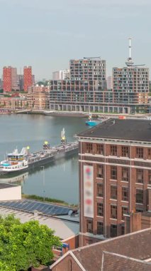 Rotterdam 'daki Maashaven' da, iç kısımlara demirlemiş gemiler, Katendrecht ve Maas Nehri 'nin üzerindeki hava zaman ayarlı görüntüsü. Eski fabrika ofis ve etkinlik alanına dönüştü. Hollanda