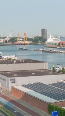 Arka planda Katendrecht ve Maas Nehri 'nin yer aldığı Maashaven' ın havadan çekilmiş panoramik görüntüsü. Çevredeki yollar boyunca trafik hareket ediyor. Rotterdam, Hollanda