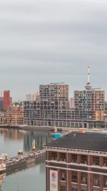 Güneş doğduktan sonra Maashaven 'da Katendrecht ve Maas Nehri' nin iç kısımlarına demirlemiş gemileriyle birlikte havadan izleniyor. Eski fabrika ofis ve etkinlik alanına dönüştü. Rotterdam, Hollanda