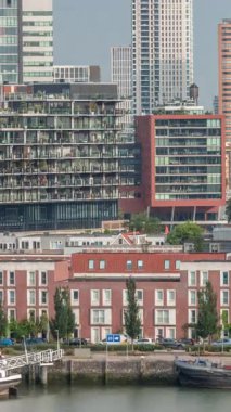 Rotterdam şehir merkezi, Hollanda 'daki modern binaların uçuş zamanı. Finans bölgesindeki kuleler ve gökdelenler sabah sıcacık ışıklarıyla canlı bir ufuk çizgisi oluşturuyor. Rıhtımdaki gemiler
