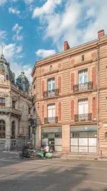 Panorama, Fransa 'nın Toulouse kentindeki Rue du Languedoc ve Theodore Ozenne kavşağında tarihi tuğla cephelerini gösteriyor. Canlı şehir merkezindeki Carmes metro istasyonu yakınlarındaki dükkanlar, kafeler, yol trafiği