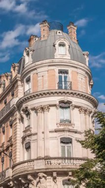 Toulouse, Occitanie, Fransa 'daki Rue de Metz zaman kavşağı, tarihi cepheleri, dükkanları, kafeleri ve mavi bulutlu gökyüzü. Şehrin göbeğinde canlı bir şehir manzarası