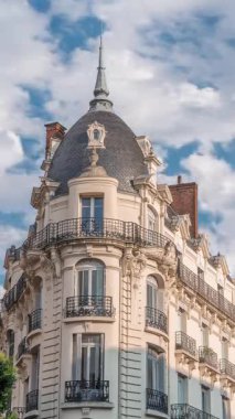 Fransa 'nın Toulouse şehrinde Rue du Languedoc ve Theodore Ozenne kavşağındaki tarihi cephelerde. Mağazalar, Carmes metro istasyonu yakınlarındaki kafeler canlı şehir merkezinde bulutların altında mavi bir gökyüzünde