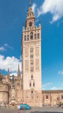 Seville Katedrali ve Giralda Kulesi Sevilla, İspanya 'da zaman atlaması. Dünyanın en büyük gotik katedrali olan UNESCO miras alanı Virgen de los Reyes Meydanı 'nda mavi gökyüzünün altında yer almaktadır.