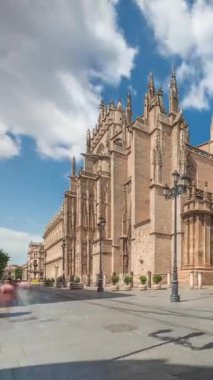 Seville Katedrali ve Giralda Kulesi Sevilla, İspanya 'da zaman atlaması. Dünyanın en büyük gotik katedrali UNESCO miras alanı. Mavi gökyüzünün altında Avenue de la Constitucion 'da yer alıyor.