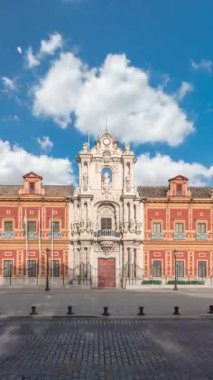 San Telmo Sarayı Seville, İspanya 'da zaman atlaması. Eskiden navigatörler için üniversite, şimdi ise Endülüs Hükümeti 'nin merkezi. Süslü görünüşlü ve zengin tarihli Barok mimarisi