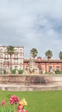 Sevilla 'daki Hispalis Çeşmesi, en güzel çeşmelerden biri, renkli çiçekler ve tarihi binalarla çevrili. Arka planda bulutlu bir gökyüzü ile hızlandırılmış zaman çizelgesi.