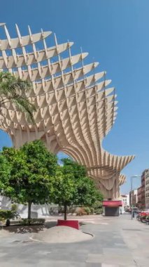 Encarnacion Meydanı 'ndaki Metropol Şemsiyesi hiperlapası, panoramik yürüyüş yolu ve arkeoloji müzesi olan fütürist bir ahşap yapı. Mavi gökyüzü, ağaçlar ve şehir manzarası Sevilla, İspanya.