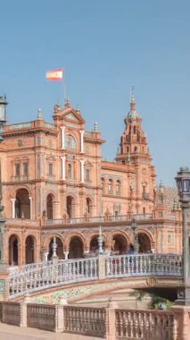 Seville Timelapse hiperlapse 'deki Plaza de Espana, Ibero-American Exposition için inşa edilen Maria Luisa Park' taki büyük bir mimari kompleks. Mavi gökyüzünün altında köprüler, kanallar ve klasik sokak lambaları.