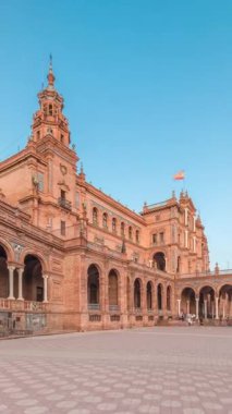Seville Timelapse hiperlapse 'deki Plaza de Espana, Ibero-American Exposition için inşa edilen Maria Luisa Park' taki büyük bir mimari kompleks. Günbatımında köprüler ve klasik sokak lambaları