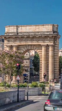 Porte de Bourgogne zaman atlaması, Fransa Bordeaux 'daki tarihi ortaçağ geçidi. Klasik mimari, ağaçlı sokaklar ve yoğun trafik ile çevrili, zafer kemeri olan ikonik bir yer.