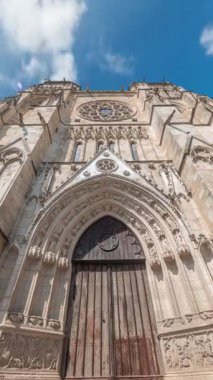 Saint-Andre de Bordeaux Katedrali 'nin zaman çizelgesi. Canlı mavi bulutlu gökyüzünün altında ikiz kuleler var. Girişle ilgili perspektife bakmak sakin bir şehir atmosferi yaratır. Bordeaux, Fransa