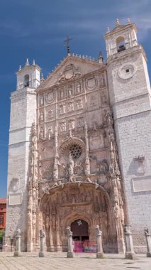 Valladolid Zaman Çizelgesi 'ndeki tarihi San Pablo Kilisesi karmaşık cephesini, gül penceresini, giriş kapısını ve ikiz kulelerini gözler önüne seriyor. İspanya 'nın Castilla y Leon kentindeki eski bir Dominik manastırı..