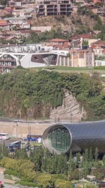 Gürcistan Seremoni Sarayı ve konser salonunun hava zaman çizelgesi. Resmi törenler için bir saray, Gürcistan 'ın Tiflis bölgesindeki Avlabari bölgesinde, Kura Nehri' nin sol kıyısında yer alıyor..