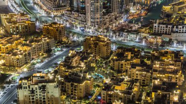 Şehir merkezinin en iyi gece manzarası Dubai şehir merkezinde aydınlatılmış evler çatılar ve yeni yıl kutlamalarından önce yoldaki trafik