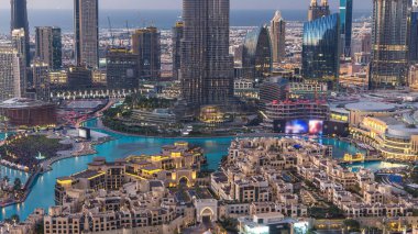 Dubai Şehir Merkezi, Burj Halife ve diğer kulelerin yakınlarındaki müzik çeşmeleri ile Dubai, Birleşik Arap Emirlikleri 'nde yeni yıl kutlamalarından önce tepeden görülebiliyor. Işıklar yanıyor..