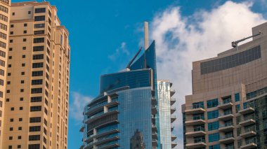 Dubai Marina 'nın sabah manzarası. Dubai' deki modern kuleler. Gün doğumunda bulutlarla birlikte, Birleşik Arap Emirlikleri..