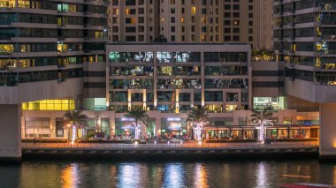 Dubai Marina rıhtımı, Dubai 'deki alışveriş merkezinin el bilgisayarları, havadan geçiş zamanı, Birleşik Arap Emirlikleri.