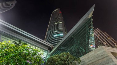 Zaman çizelgesi gökdelenlere bakıyor. Dubai, BAE 'de gece gökyüzü olan Jumeirah Gölü Kuleleri' ndeki en yüksek ofis binası. Rıhtımdan görüntüle