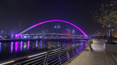 Dubai Su Kanalı üzerinde, gökdelenlerin ufuk çizgisi boyunca aydınlatılmış yaya köprüsü. Creek 'i Jumeirah Sahili' ne bağlıyor. Deira, Downtown ve Safa Park 'tan geçiyor. Arap Emirlikleri
