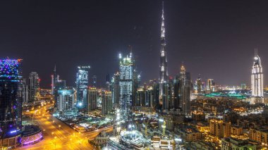 Hava cityscape Downtown, Dubai, Birleşik Arap Emirlikleri geçişini ışık ile aydınlatılmış modern mimarisi ile bütün gece boyunca timelapse. Çatı görünümünden ışıklı finans bölgesi