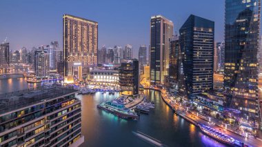 Dubai, Birleşik Arap Emirlikleri güneş battıktan sonra gece geçiş timelapse tüm Dubai Yat Limanı mesire ve kanal kayan yat ve tekne ile günler güzel hava üstten görünüm. Modern kuleleri ve Köprüde trafik.